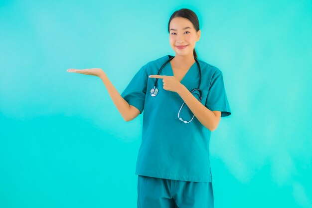 mulher jovem médico asiático sorrindo