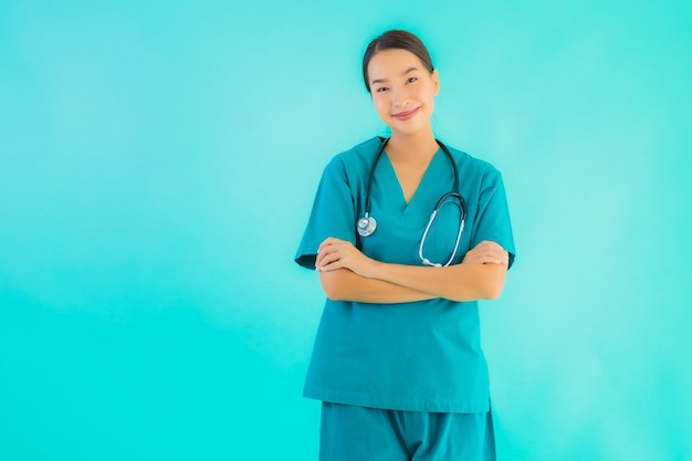mulher jovem médico asiático sorrindo