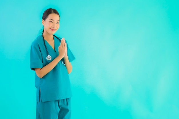 Mulher jovem médico asiático sorrindo