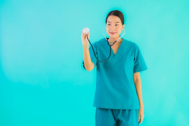 mulher jovem médico asiático sorrindo