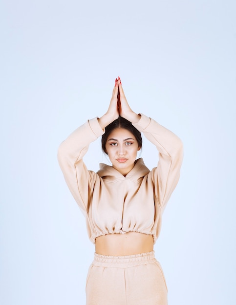 Mulher jovem meditando e mostrando as posturas das mãos