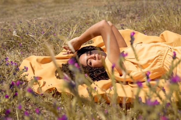 Foto grátis mulher jovem, mentindo, ligado, pano amarelo, em, natureza