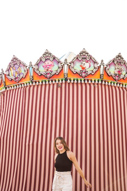 Mulher jovem moderna em frente a tenda decorativa