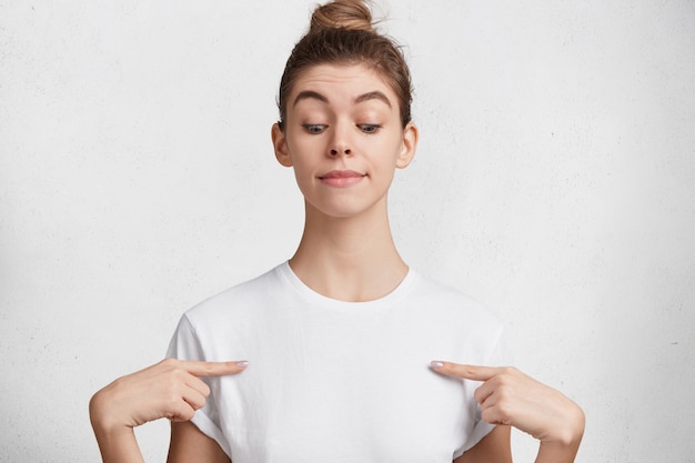 Mulher jovem morena de camiseta branca