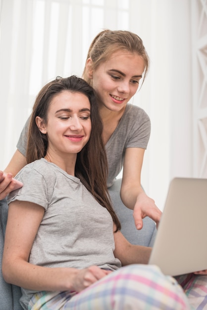 Mulher jovem, mostrando, dela, namorada, algo, ligado, laptop