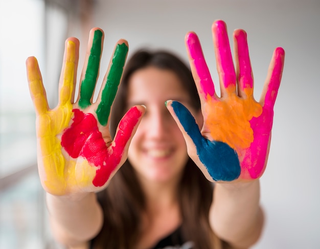 Mulher jovem, mostrando, dela, pintado, mãos