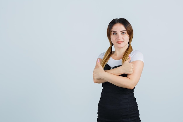 Mulher jovem mostrando dois polegares para cima