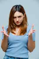 Foto grátis mulher jovem mostrando gesto confuso
