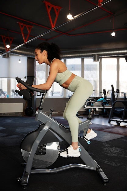 Foto grátis mulher jovem na aula de spinning