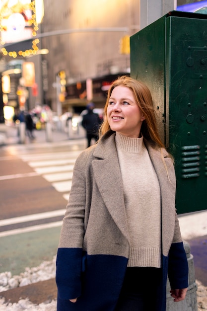 Foto grátis mulher jovem na cidade de nova york durante o dia