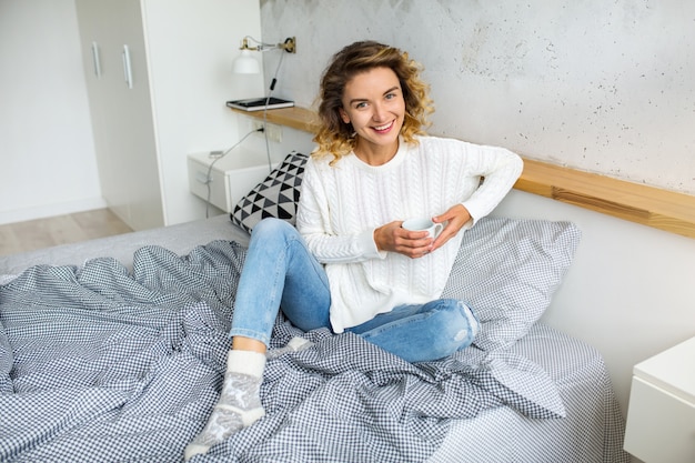 Mulher jovem na manhã de inverno