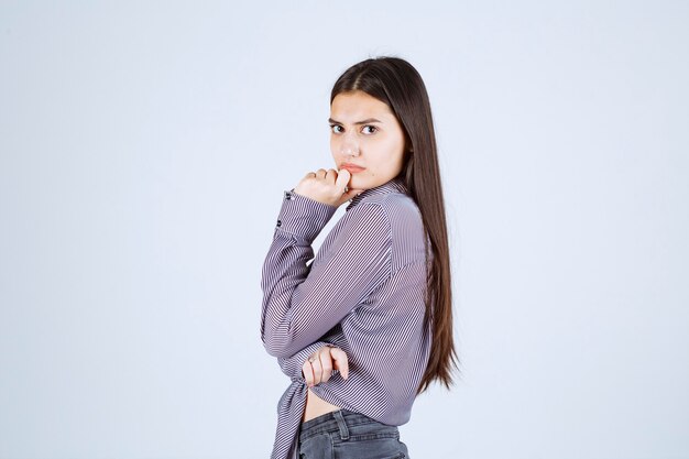 Foto grátis mulher jovem parece pensativa e com brainstorming