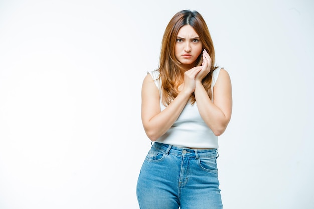 Mulher jovem parecendo zangada