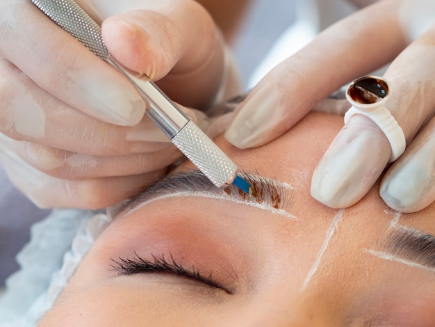 Mulher jovem passando por um procedimento de microblading