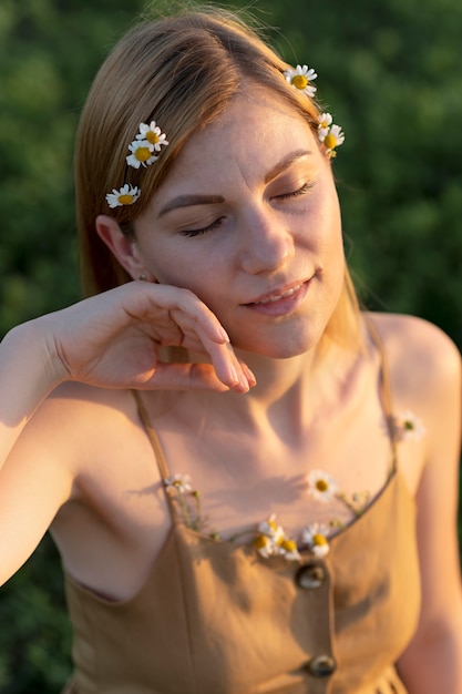 Foto grátis mulher jovem posando ao ar livre em um campo