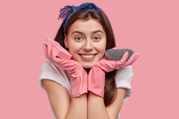 Mulher jovem posando com produtos de limpeza