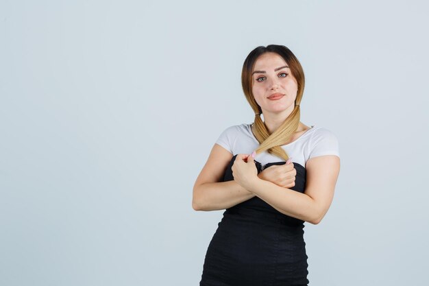 Foto grátis mulher jovem posando segurando mechas de cabelo