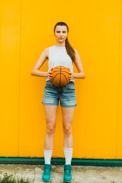 Foto grátis mulher jovem, posar, com, basquetebol