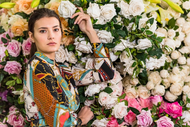 Foto grátis mulher jovem, posar, em, casa verde