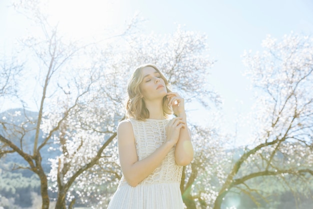 Foto grátis mulher jovem, posar, sob, luz solar