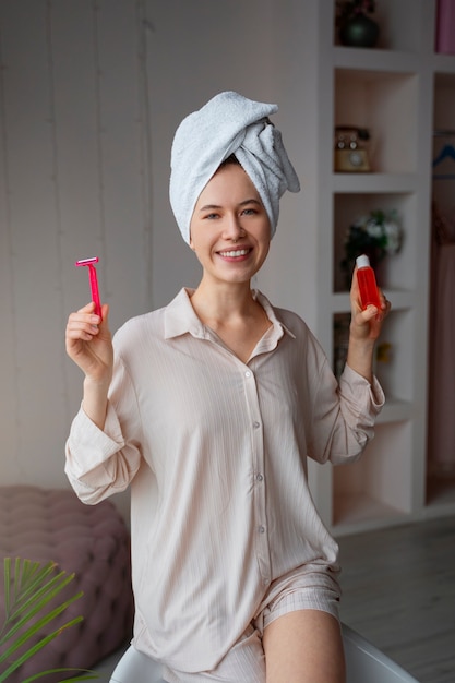 Mulher jovem preparando-se para barbear o corpo