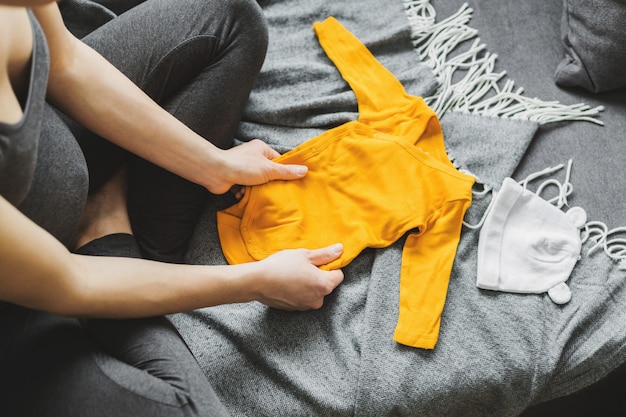 Mulher jovem, preparar, roupas, para, bebê