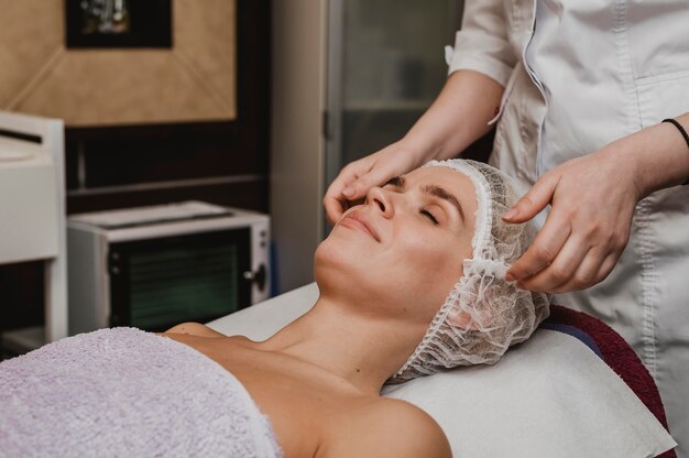 Mulher jovem recebendo tratamento cosmético