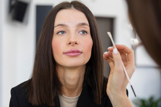 Mulher jovem recebendo tratamento de beleza