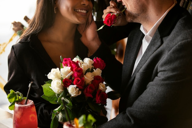 Mulher jovem recebendo um buquê de rosas do namorado