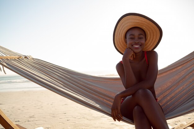 Mulher jovem, relaxante, em, um, rede, praia