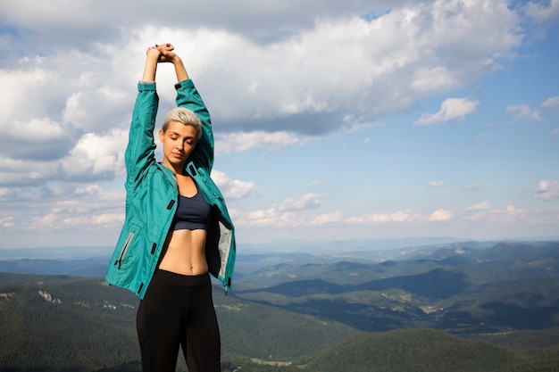 Mulher jovem se espreguiçando na natureza