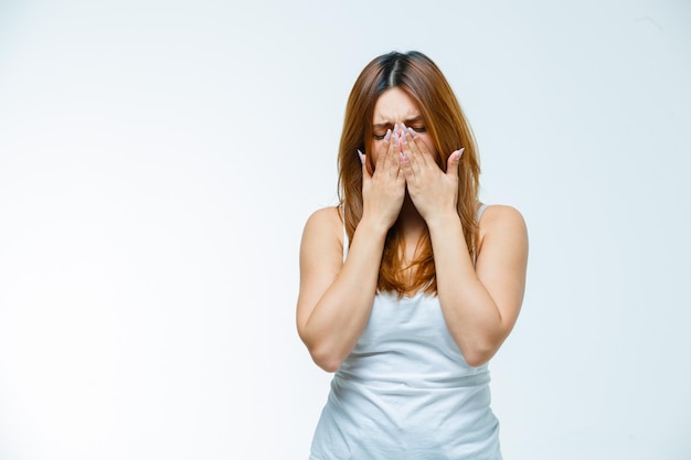 Foto grátis mulher jovem segurando a boca com as mãos enquanto chora