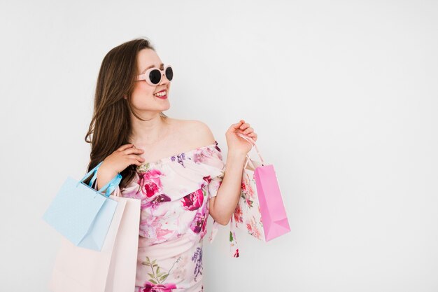 Mulher jovem, segurando, bolsas para compras