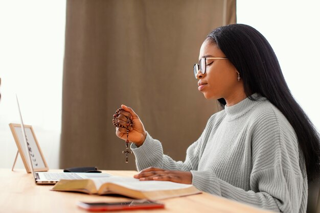 Mulher jovem sendo espiritual em casa