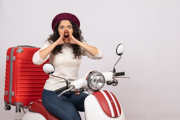 Mulher jovem sentada de frente na bicicleta gritando no fundo branco mulher férias motocicleta cidade cor veículo estrada