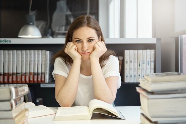 Mulher jovem sentada na biblioteca