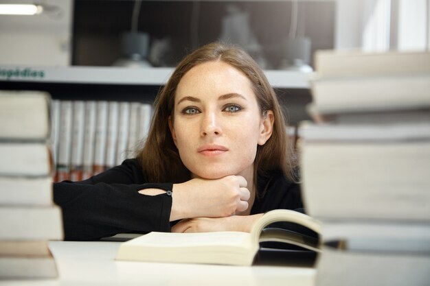 Mulher jovem sentada na biblioteca