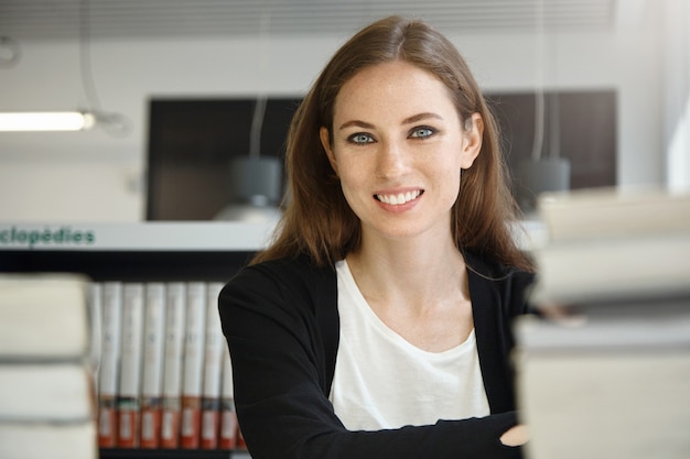 Mulher jovem sentada na biblioteca