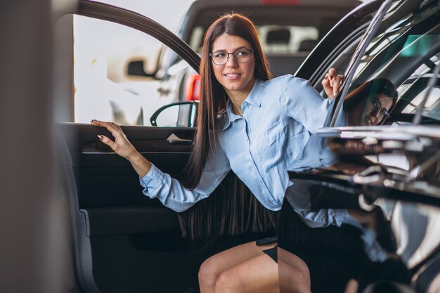 Mulher jovem, sentando, carro