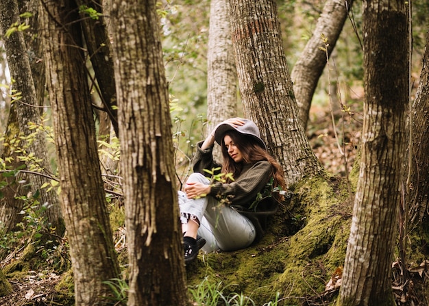 Mulher jovem, sentando, em, natureza