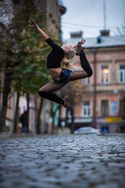 Foto grátis mulher jovem sexy na piscina dança estilo dança ao ar livre na rua