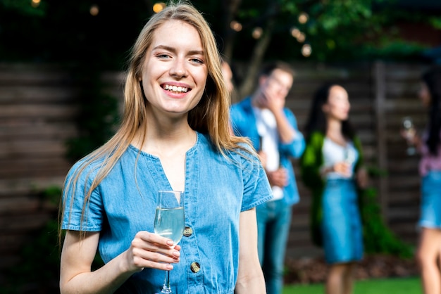 Mulher jovem sorridente com Taça de champanhe