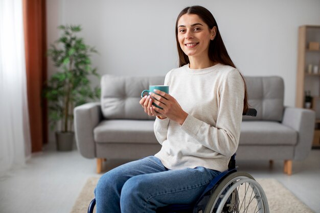 Mulher jovem sorrindo em cadeira de rodas