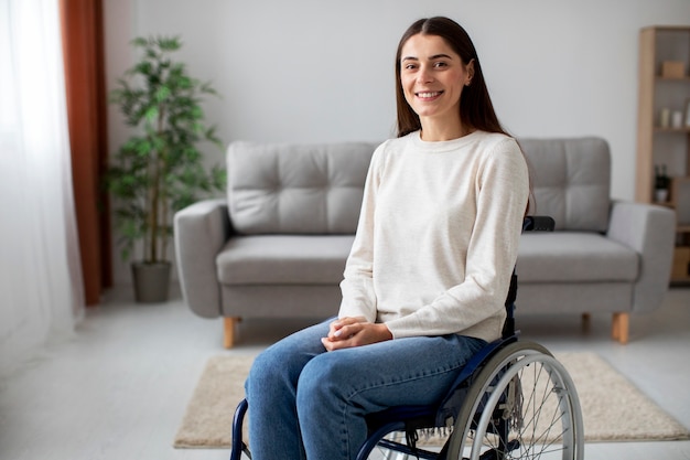 Mulher jovem sorrindo em cadeira de rodas