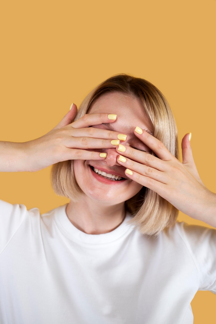 Foto grátis mulher jovem sorrindo isolada em amarelo