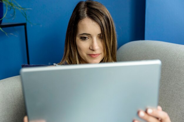 Foto grátis mulher jovem, tendo, um, videoconference