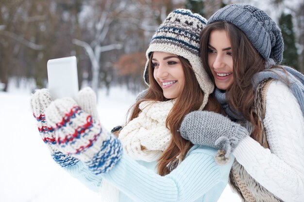 Mulher jovem tirando uma selfie no inverno