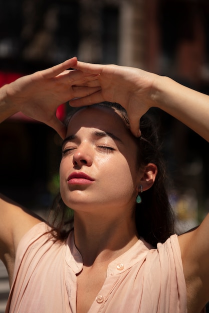 Mulher jovem tolerando a onda de calor ao ar livre