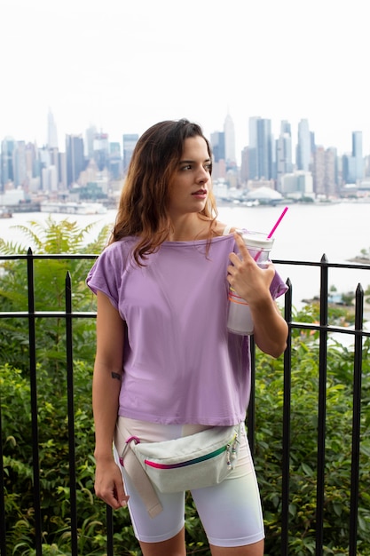 Mulher jovem tolerando a onda de calor ao ar livre