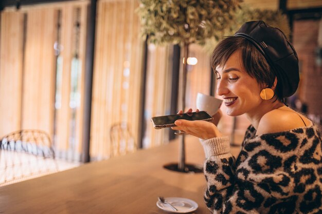 Mulher jovem tomando café em um café